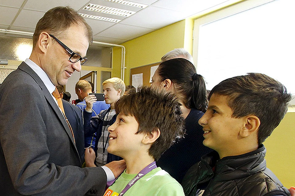 Премьер-министр Финляндии Юха Сипиля во время посещения центра временного содержания беженцев.