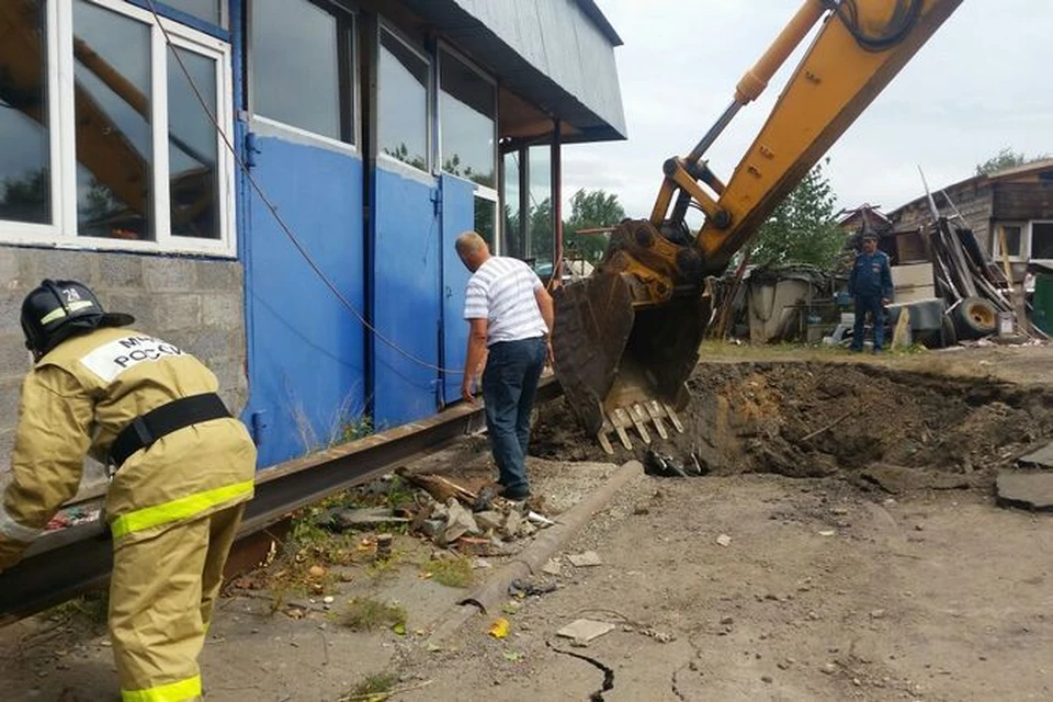 Дыра глубиной 15 метров в мгновение появилась во дворе частного жилого дома
Фото: ГУ МЧС РФ по ПК