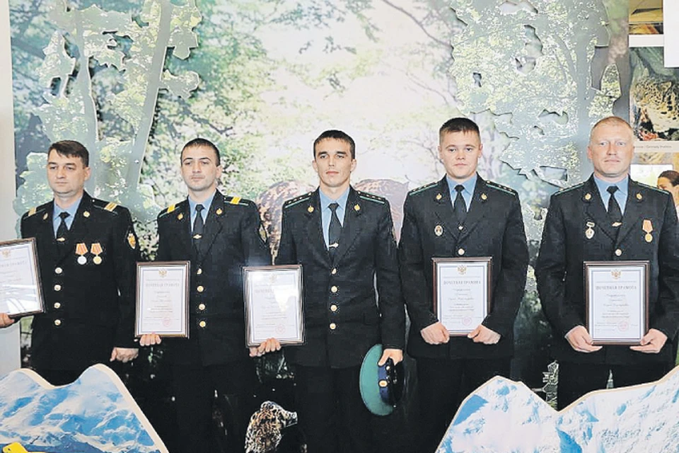За спасение редкой кошки награды получили (слева направо):  Болат Изкенов, Самир Халилов, Руслан Чужов, Сергей Петчанин, Андрей Доронькин. Фото: ФГБУ «Земля леопарда»
