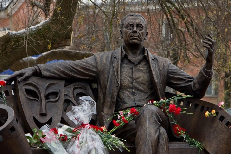 В Вязьме установлен памятник актеру Анатолию Папанову.