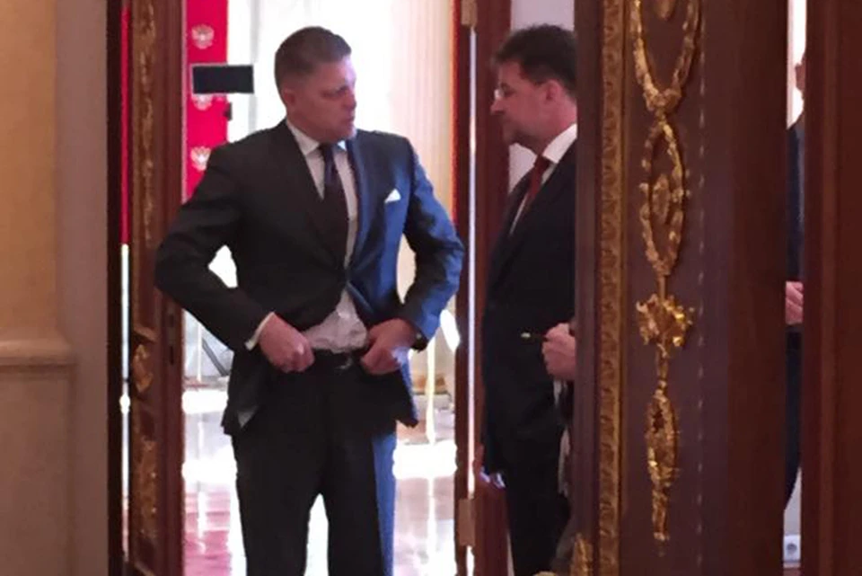 На этом фото из Екатерининского зала Кремля журналисты дружно прячутся за Николая Первого не потому, что сейчас случится что-то страшное