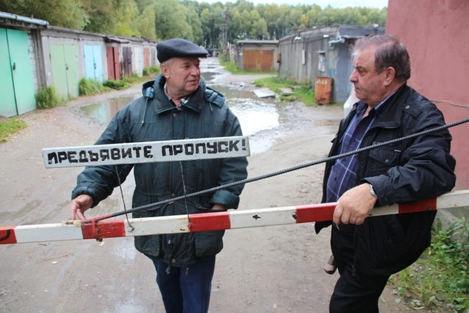 Председатель кооператива Валерий Плясунов (справа) так и не теряет надежду выловить должников по взносам и отчитывает сторожа за каждую пропущенную на территорию машину.
