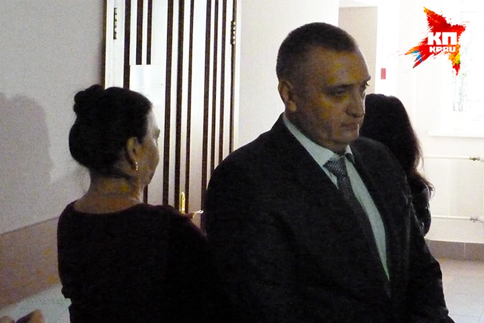 Оба медика прятались за спинами своих адвокатов и отворачивались от камер