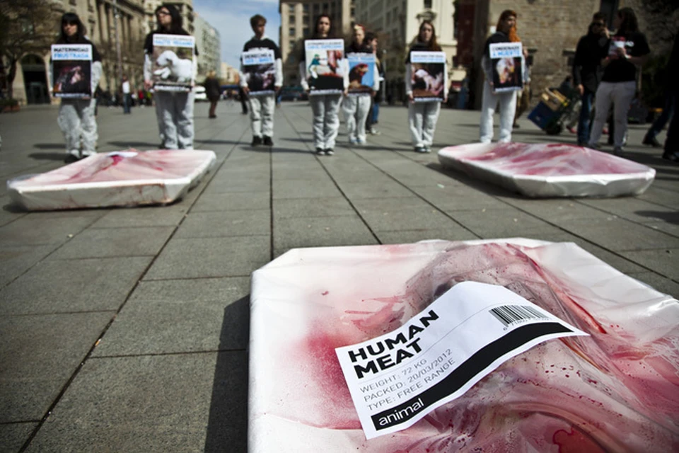 Люди, завернутые в пищевую пленку, пытаются донести, что мы - тоже мясо. Человечина.
Фото: IgualdadAnimal.org