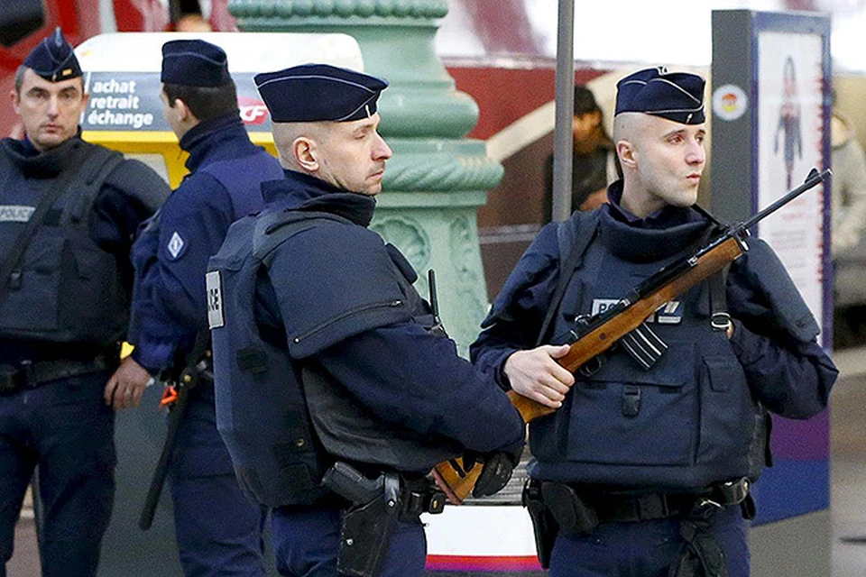 Французские спецслужбы не спешат подтверждать информацию об известных им именах трех террористов.