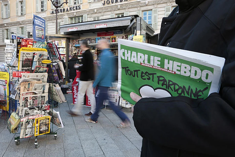 Charlie Hebdo посмеялись и над терактами в Париже