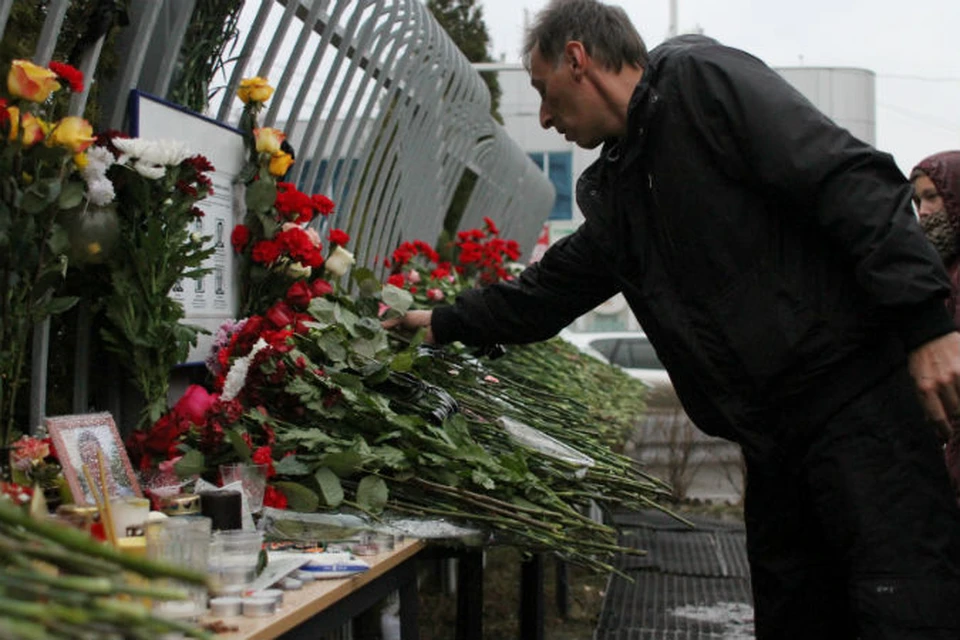 Уже двое суток ульяновцы, не переставая, несут цветы к траурной табличке у офиса компании "Волга-Днепр".