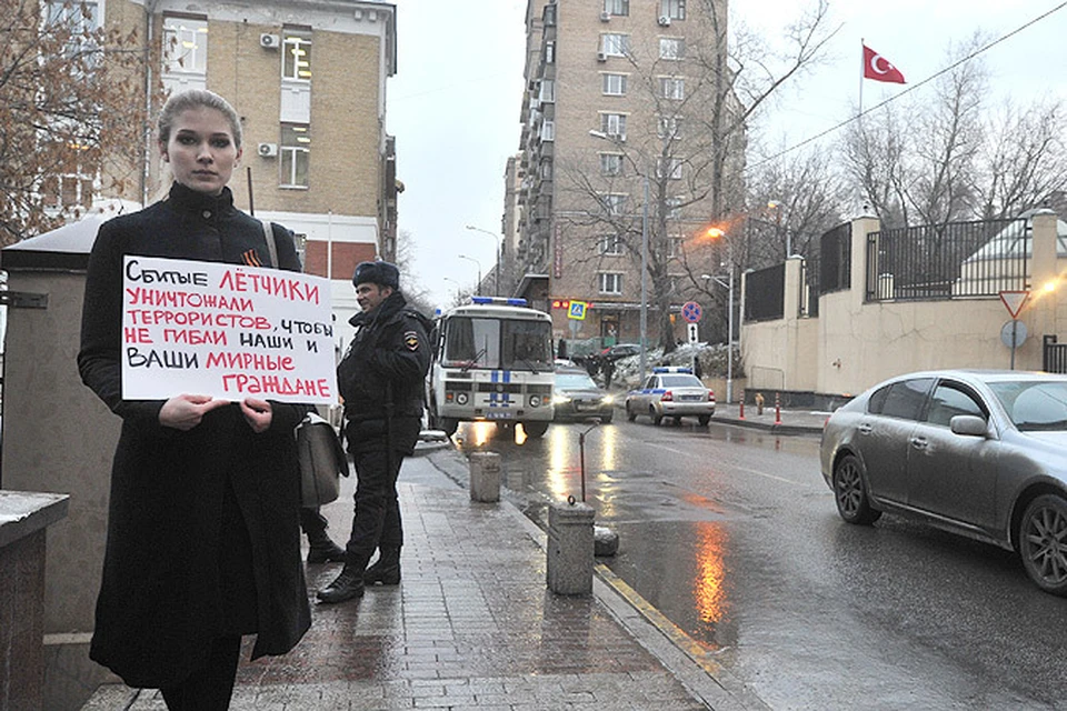 У посольства Турции появились пикетчики с обвинениями в адрес Анкары в пособничестве терроризму