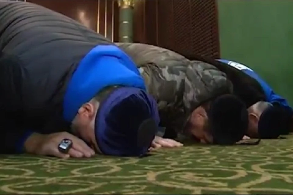 Глава Чечни регулярно молится со своими подчиненными и друзьями. Фото: Instagram Рамзана Кадырова