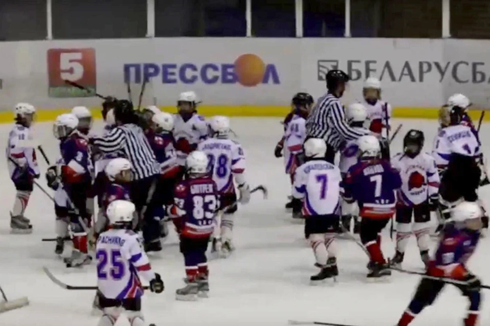 В хоккее в моду вошли детские драки. Фото: стопкадр sportby.tv