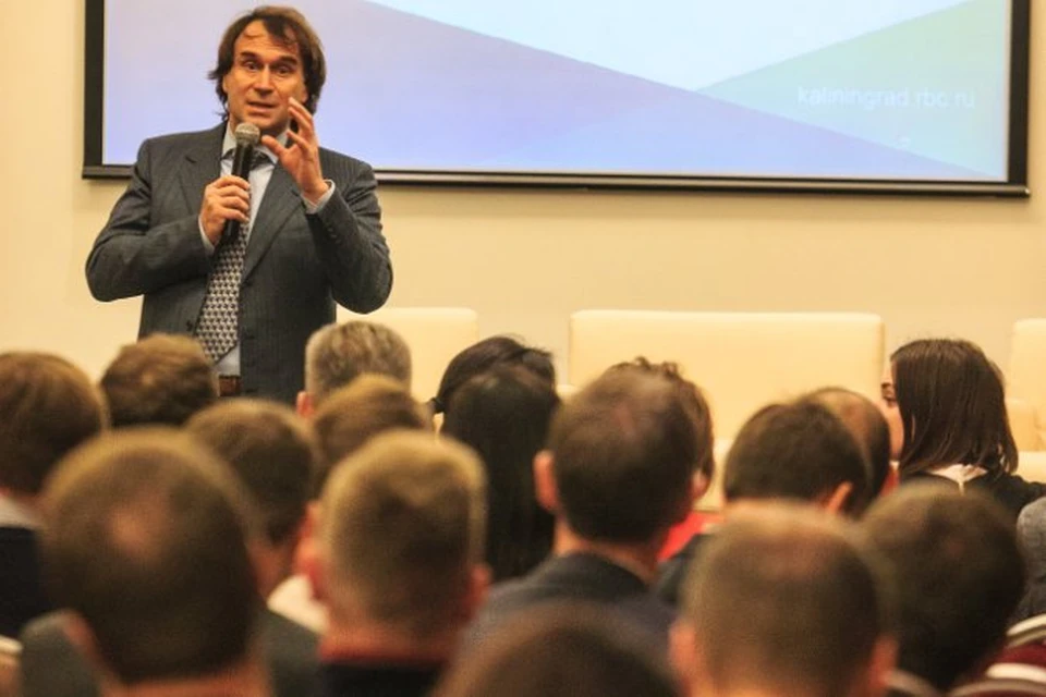 Сергей Лисовский выступает перед калининградскими бизнесменами.