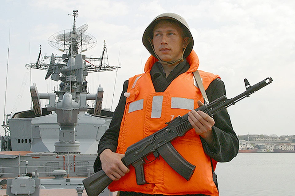 Военнослужащий большого противолодочного корабля "Сметливый" Черноморского флота Российской Федерации.