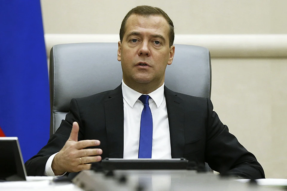Премьер-министр Дмитрий Медведев подписал документ о сокращении на 10 процентов числа государственных служащих
