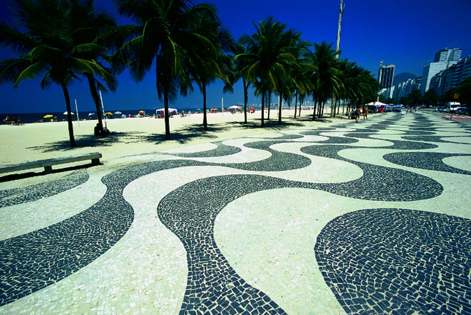 Легендарный пляж Копакабана в РИо-де-Жанейро. Фото: Embratur