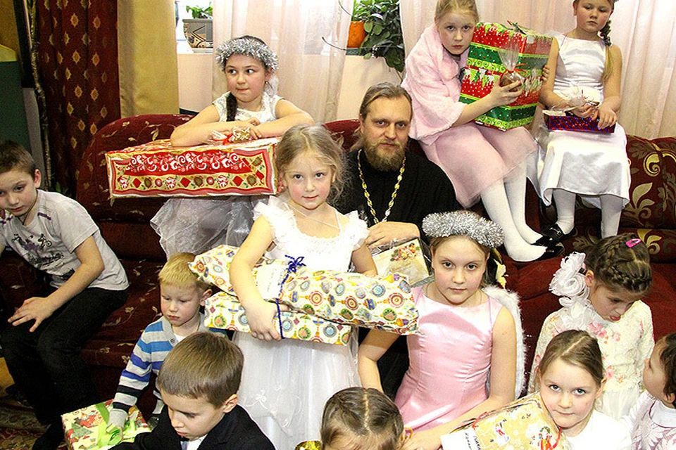 Отец Виталий с воспитанниками. Фото: Дмитрий ТКАЧЕНКО