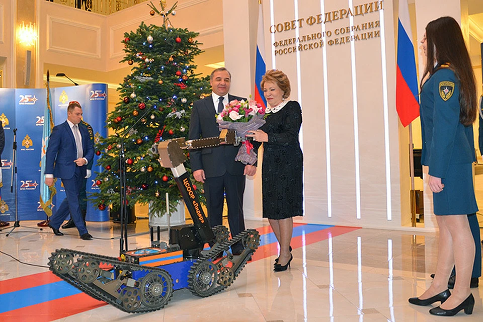 К Валентине Матвиенко подкатил робот-спасатель с букетом роз
