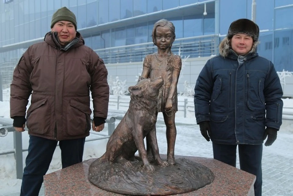 Памятник трехлетней девочке и ее щенку, чудом выжившим в тайге, установили в Якутске