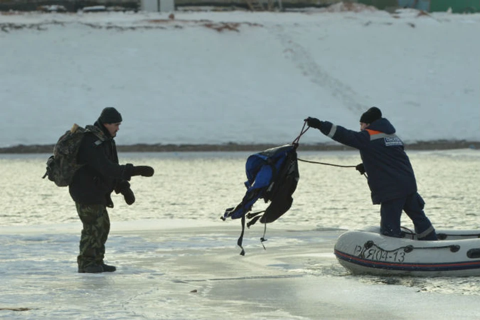 Часто спасателям приходится эвакуировать рыбаков с оторвавшихся льдин Фото: КГКУ "Спасатель"