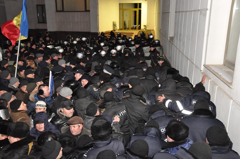 Кишинев. 20 января. Полиция и митингующие.