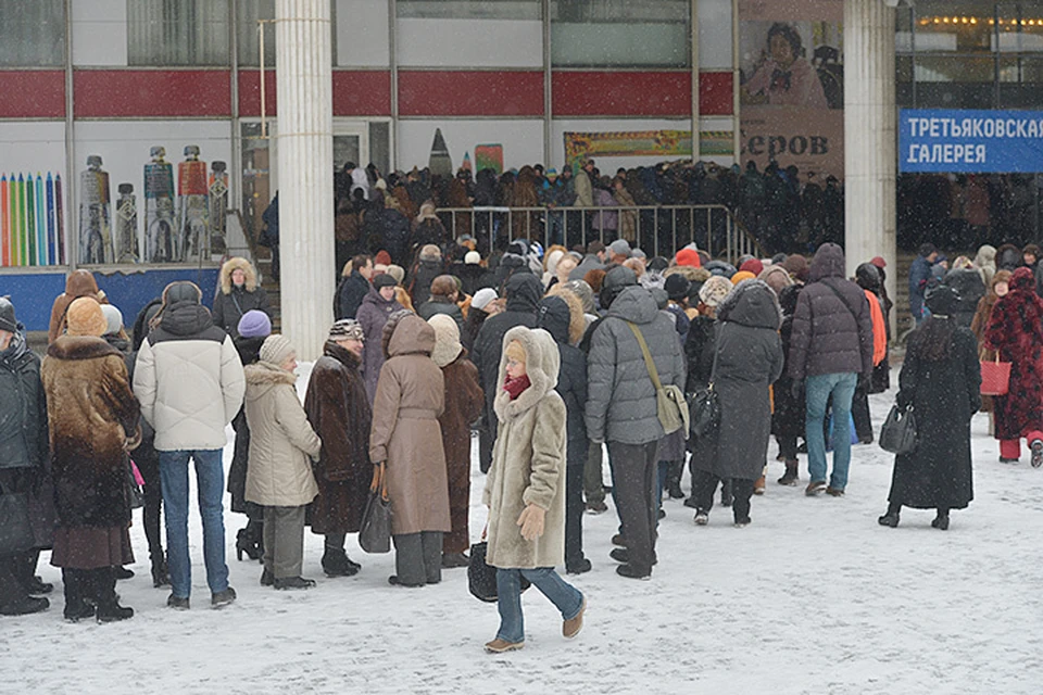 Огромная очередь тянется по Москве. Сотни людей стоят, спокойно и молчаливо, на морозе