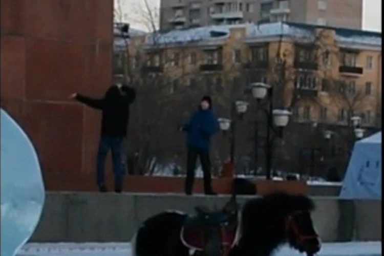 Полиция не собирается искать парней, танцевавших у памятника Ленину в Чите