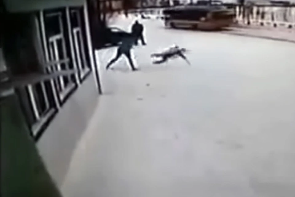 Кадр из видео, как в Лабытнанги мать избивает ребенка.