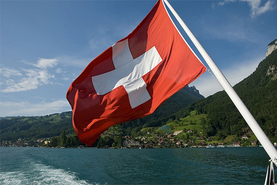 Швейцарцы предлагают платить по 2500 местных франков в месяц каждому гражданину страны. Просто так.