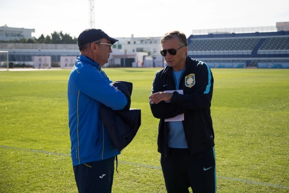Курбан Бердыев (слева) и главный тренер китайского клуба Дан Петреску