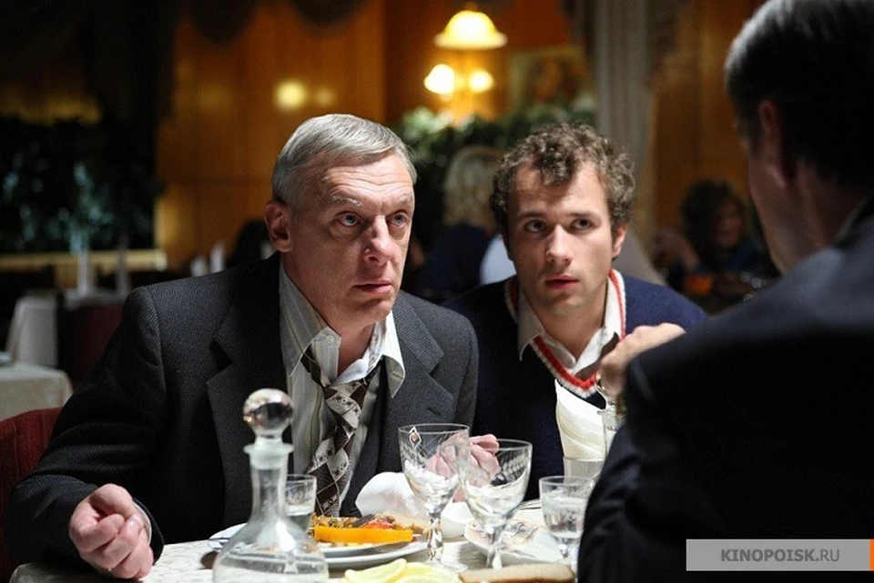 Ваня Смирнов (Александр Якин) в шестом сезоне будет решать личные проблемы, а его отец (Александр Половцев, слева) - финансовые.