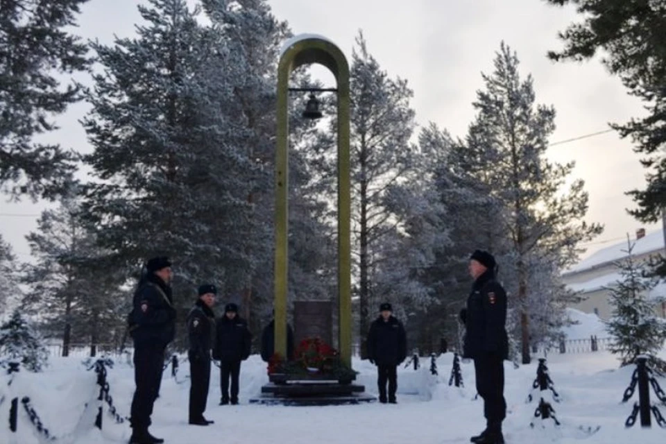 Они остались молодыми: в Покачах почтили память погибших на Кавказе милиционеров. Фото предоставлено ОВД г. Покачи