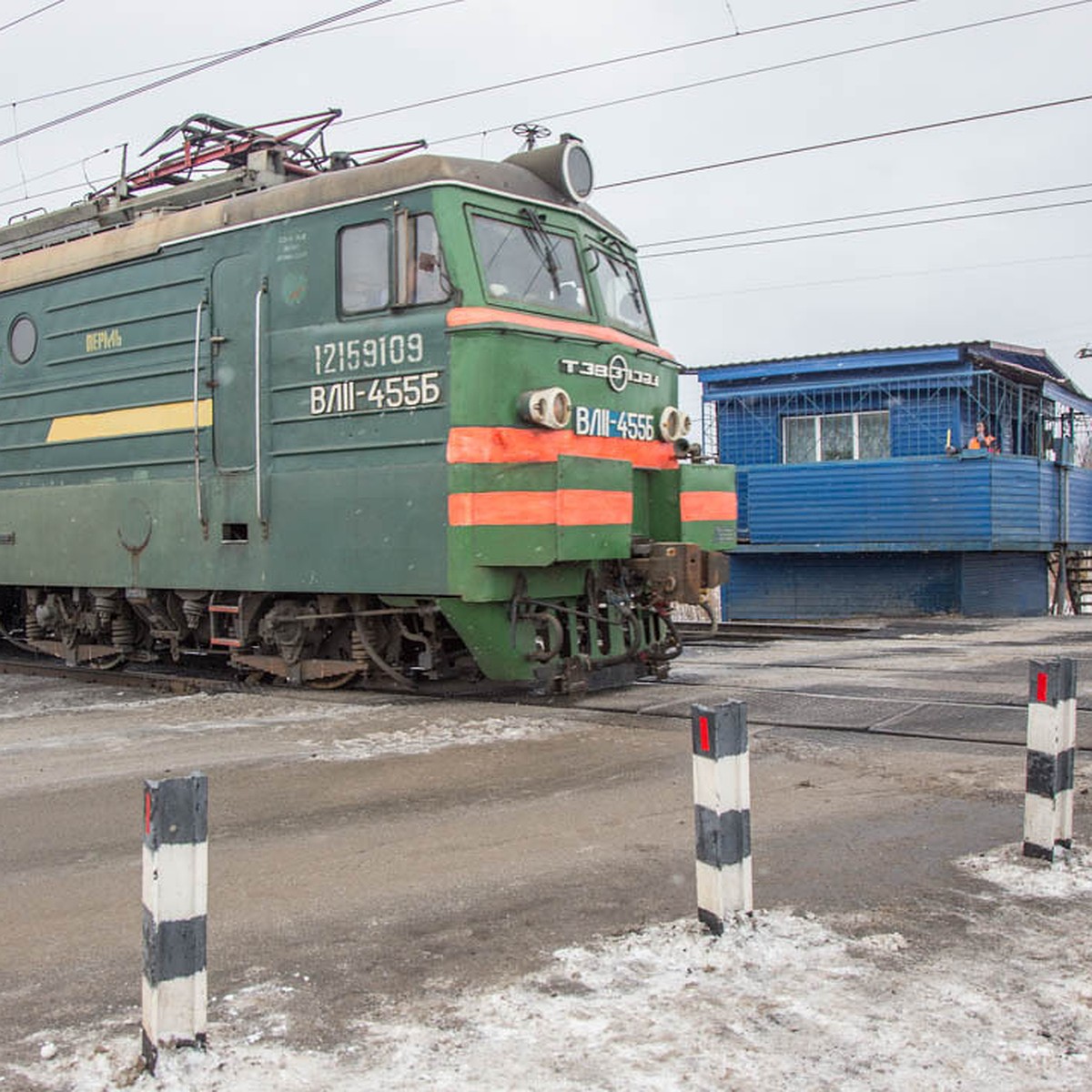 Под Пермью скорый поезд «Новосибирск-Минск» сбил заглохшую на рельсах машину:  шофер и его попутчица погибли - KP.RU