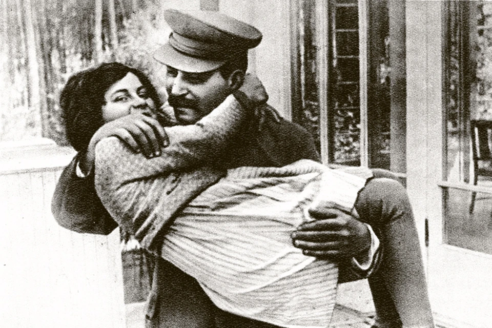Сталин со Светой на подмосковной даче. Июнь 1935 года. Дочери хозяина страны девять лет. Фото: AP Photo