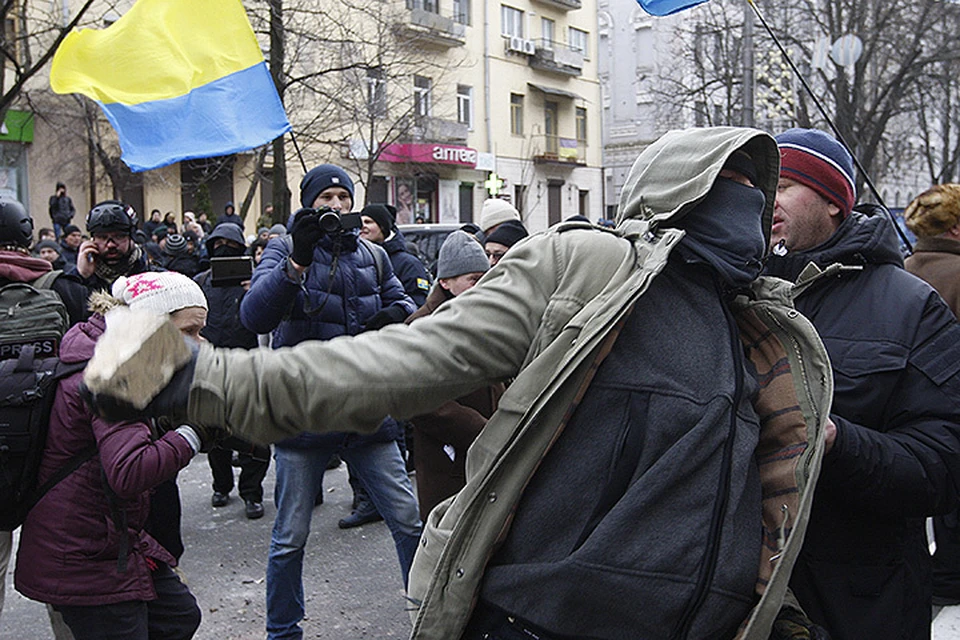 На вторую годовщину майдана в Киеве вновь метали камни. Фото: Zuma/TASS