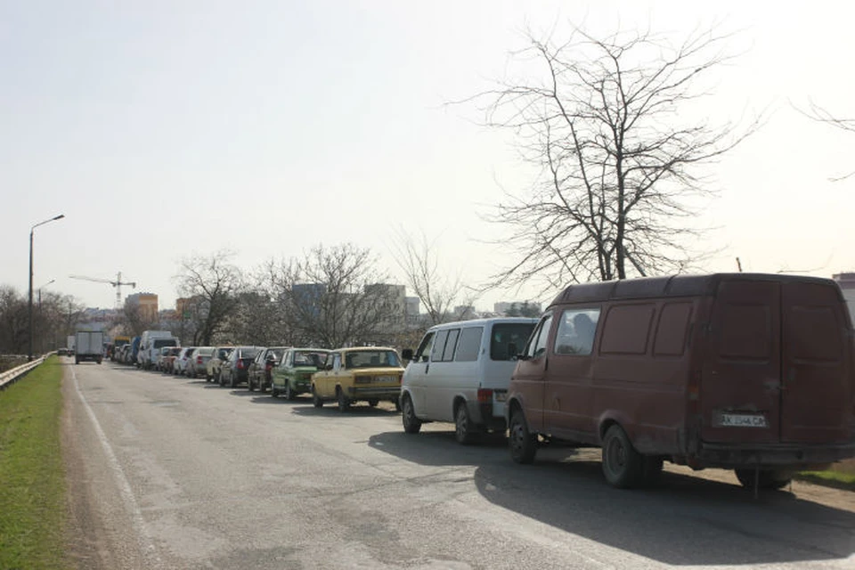 По словам водителей, очередь начинается возле села Богдановка.