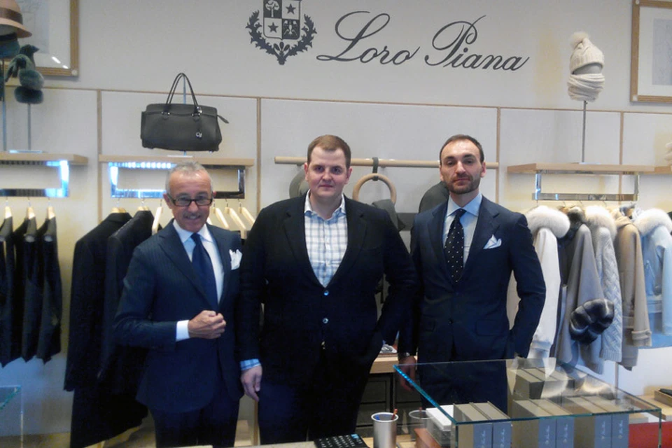 На фото: в фирменном монобутике Loro Piana в Нижнем Новгороде владелец галереи бутиков «Лакшери Стор» Евгений Жехарев и представители итальянского бренда. Фото: Лакшери Стор