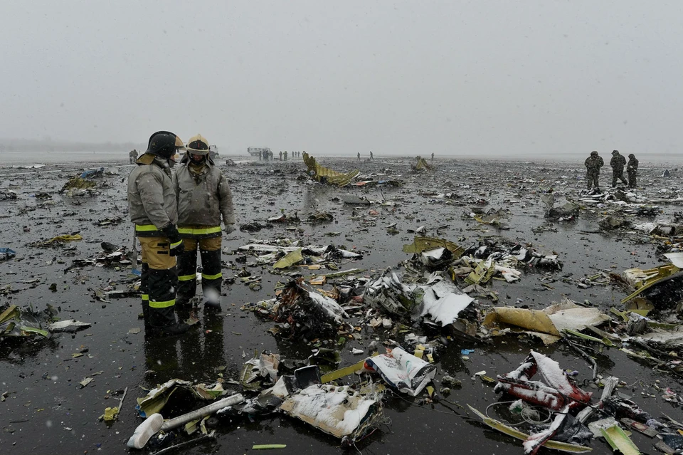 Следователи и спасатели ведут работу на месте крушения Boeing 737-800.