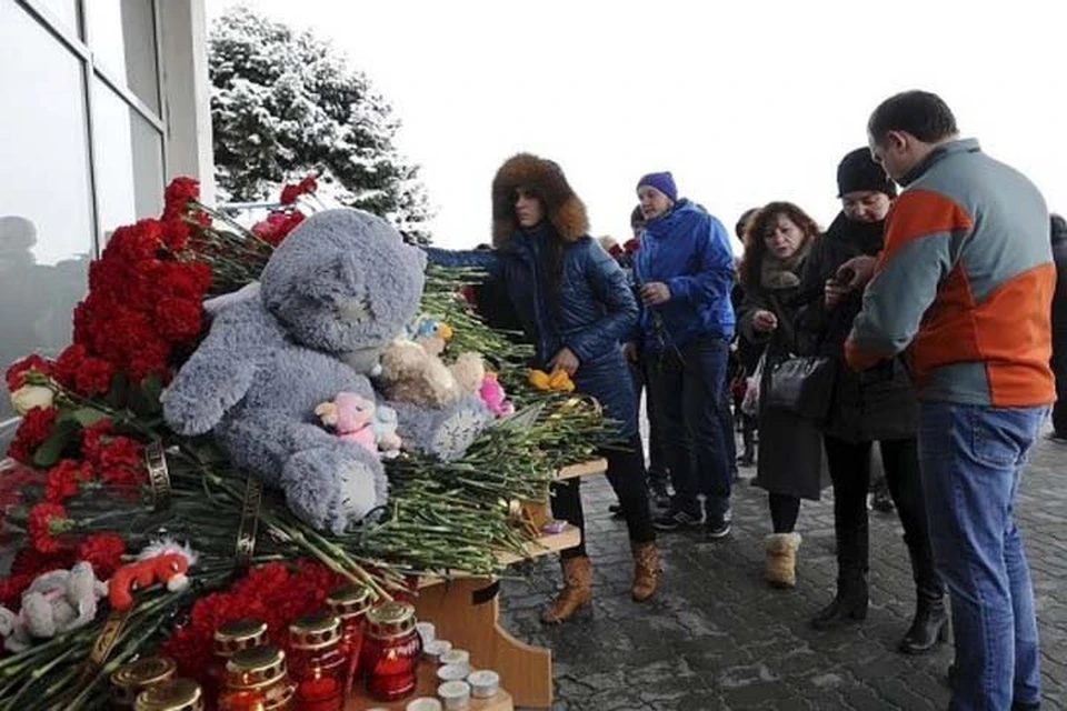 Ростовчане несут цветы к месту трагедии