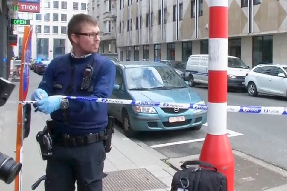 Полицейские оцепляют станцию метрополитена Брюсселя, на которой произошёл теракт.
