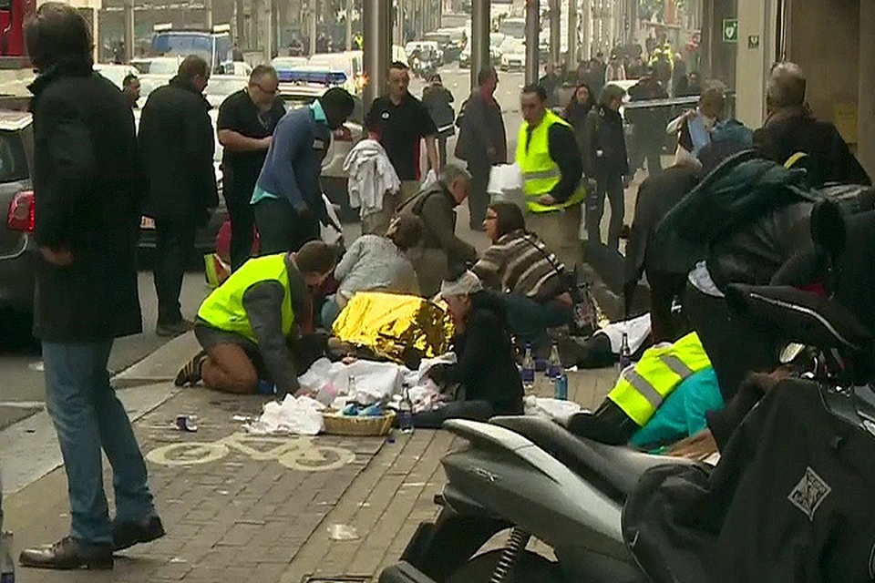 Медики оказывают помощь пострадавшим после теракта в метро Брюсселя.