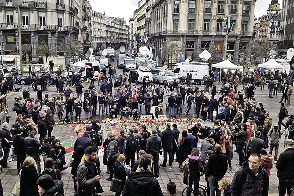 После терактов в Брюсселе организовали уличный мемориал, куда несут цветы и свечи.