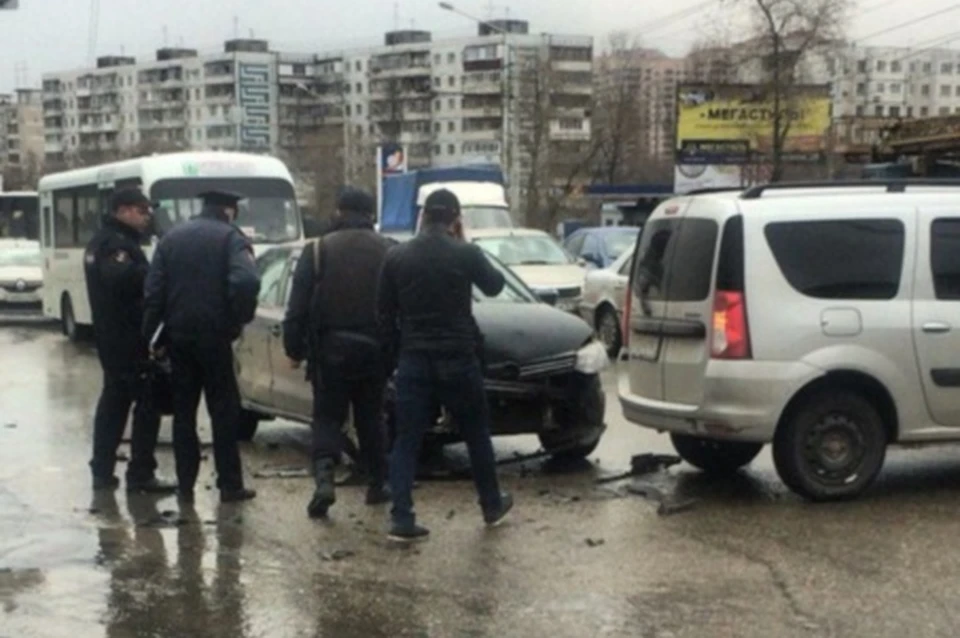 Выяснение причин аварии закончилось стрельбой. Фото группа ВК "Аварии Ростов-на-Дону"