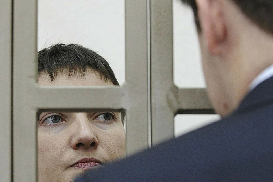 Надежда Савченко во время беседы с адвокатами в помещении Донецкого суда Ростовской области.