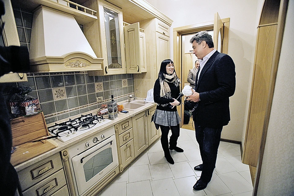 Став депутатом Ярославской областной Думы, Борис Немцов первым делом купил там жилье. И позвал на новоселье местных журналистов. Небольшая «двушка» в центре обошлась политику тогда в 5 млн. рублей, половину из которых он взял в кредит.