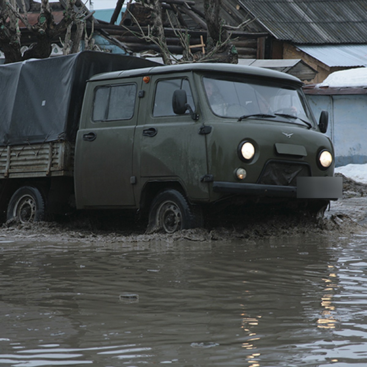 Улица, ушедшая под воду: на Партизанской в Ижевске люди и машины «тонут» в  ямах глубиной полметра - KP.RU