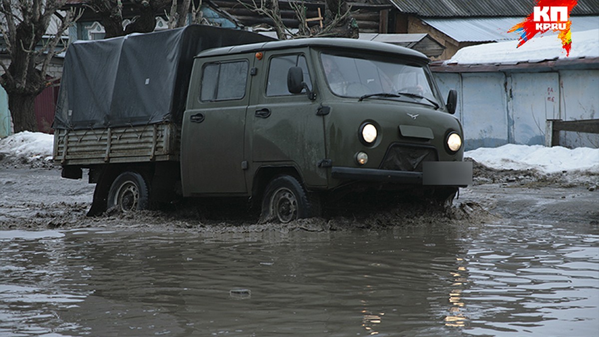 Улица, ушедшая под воду: на Партизанской в Ижевске люди и машины «тонут» в  ямах глубиной полметра - KP.RU