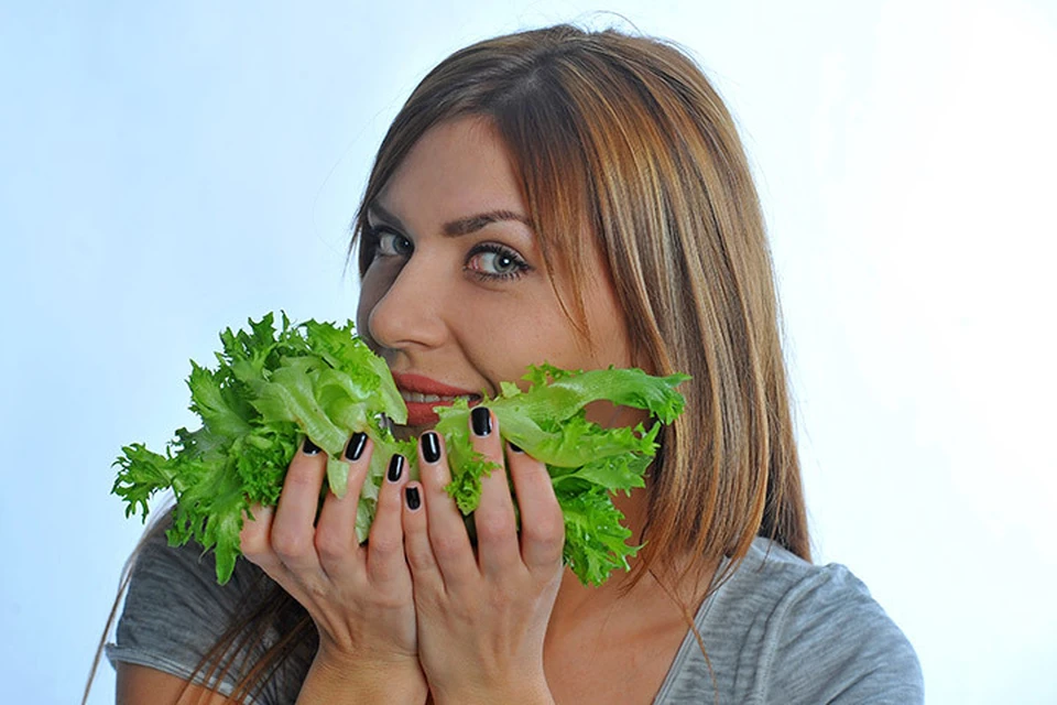 Обязательно должны быть на столе листья салата: в них больше всего микроэлементов и витаминов