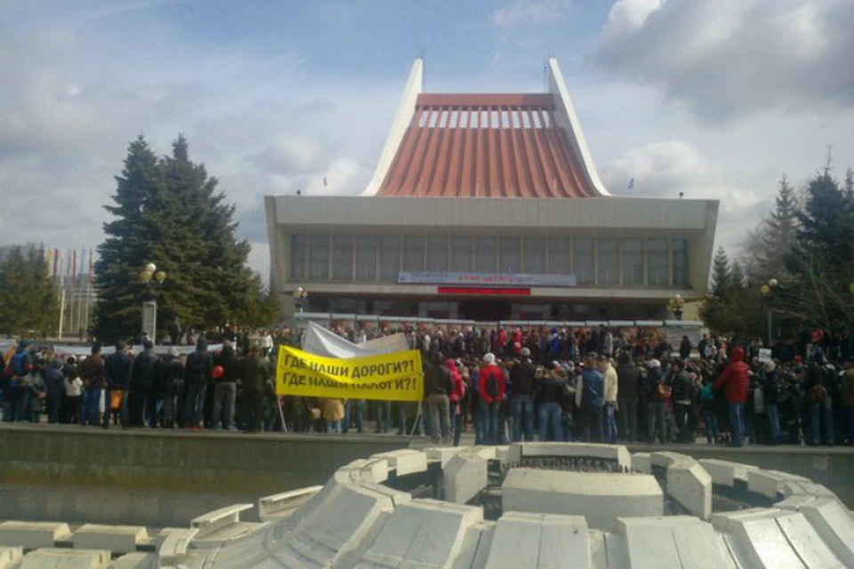 Митингующие собрались в полдень на площади у музтеатра. Фото: Омск Онлайн / https://vk.com/omsk_online