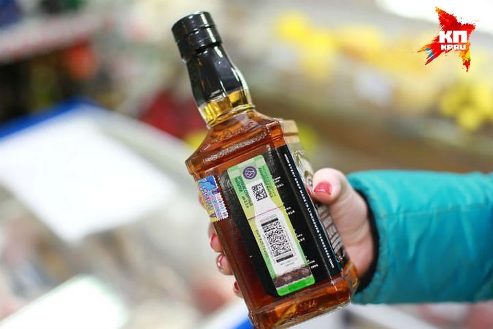 Бутылка виски Jack Daniels объемом 0,7 литра в магазинах в среднем стоит около 2000 рублей. Такая же бутылка ядовитого метила – около 400 рублей