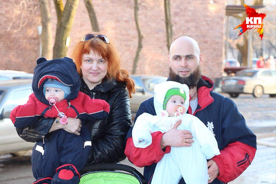 На фото: Гульнара с сыном Степой на руках и Сергей с Кириллом.