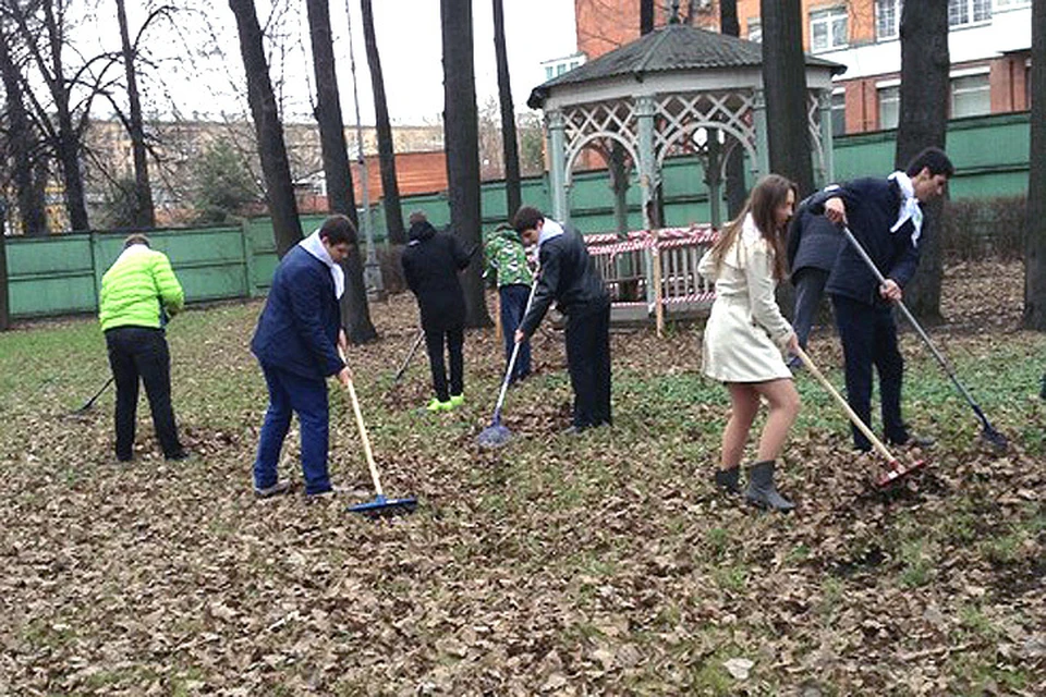 В субботнике приняли участие старшеклассники из Гагаринского района столицы.